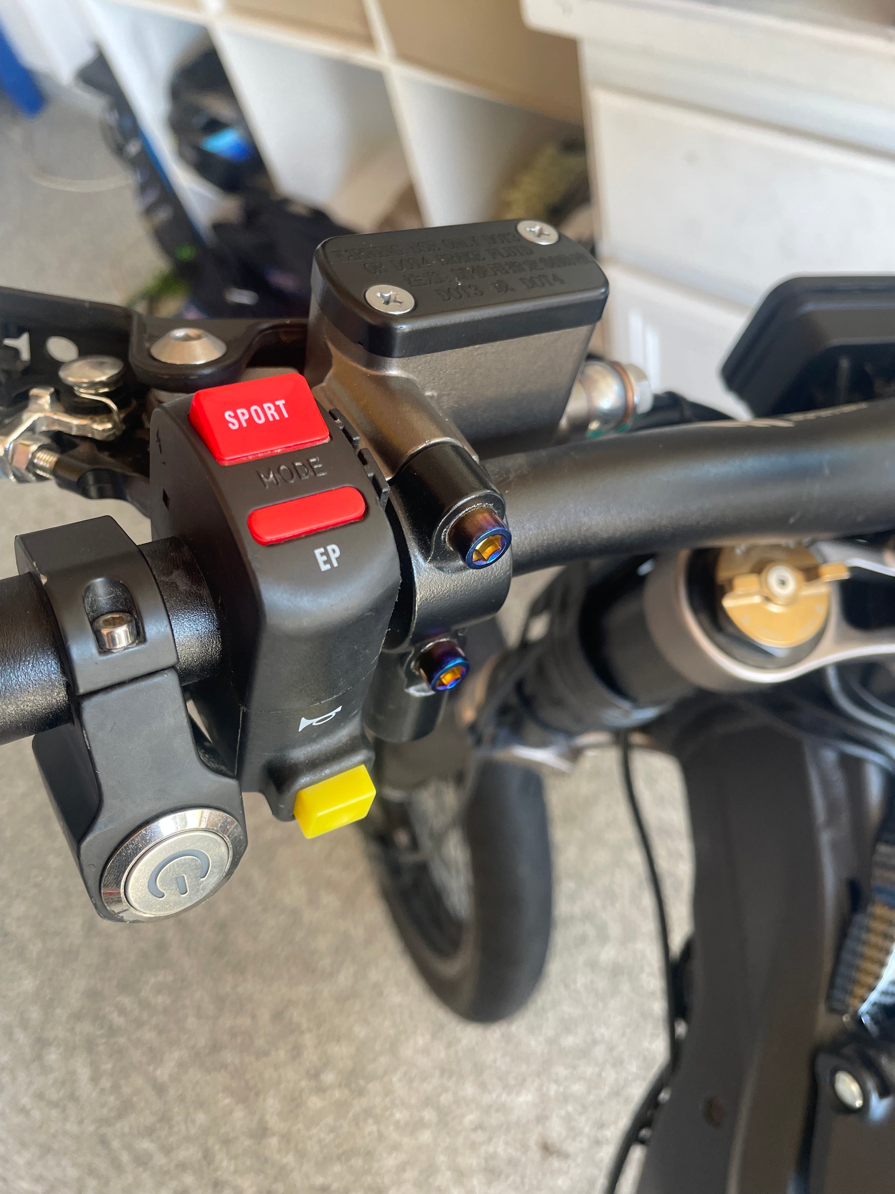 Moto break titanium